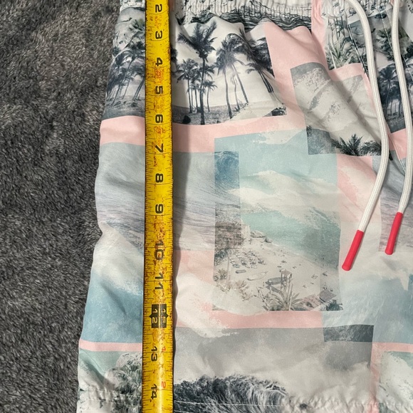 American Eagle Men's swim trunks L

Excellent condition - Picture 6 of 6